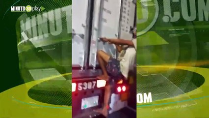 Qué dolor Un contenedor le apacharró los deditos por andar trepado en una tractomula