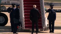 El presidente Biden se cae subiendo las escaleras del Air Force One