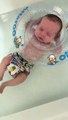 #SWEET: Bebé con la cabeza en medio del flotador duerme mientras flota en la bañera