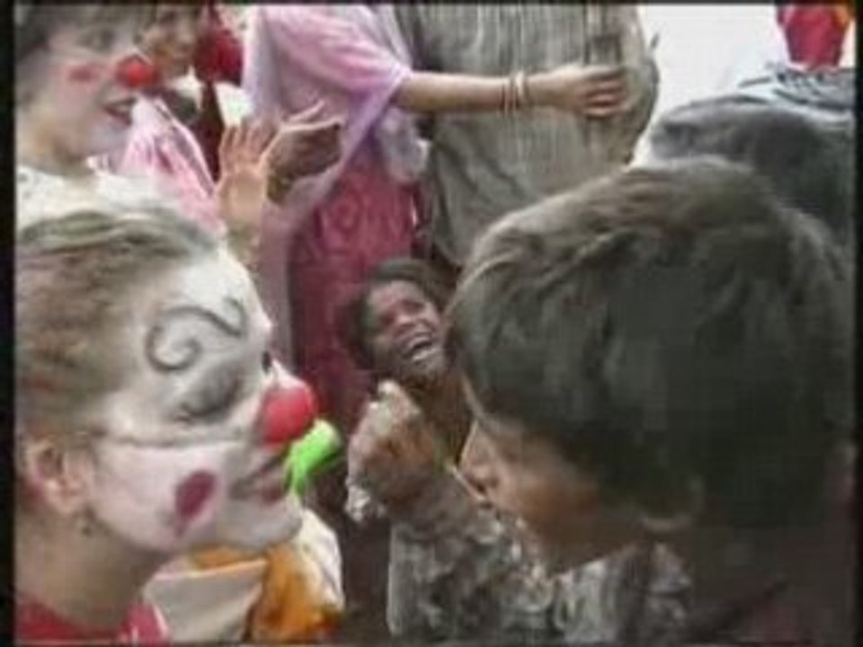 Les clowns font la fête avec les habitants des bidon villes