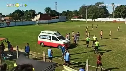 La insólita razón por la que una ambulancia terminó varada dentro de una cancha de fútbol