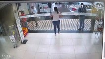 #VIRAL: Una mujer rompe accidentalmente la puerta de cristal de una tienda al intentar empujarla para abrirla