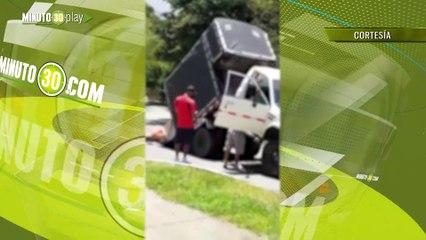 Se dobló  De lo pesado quedó partido en dos un camión en Envigado
