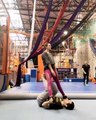 #omg: Las parejas muestran sus increíbles habilidades acrobáticas mientras hacen equilibrios uno encima del otro