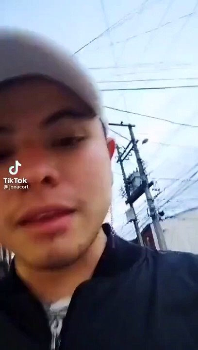 Desadaptado dice que si ve a un niño disfrazado de policía, lo va a patear