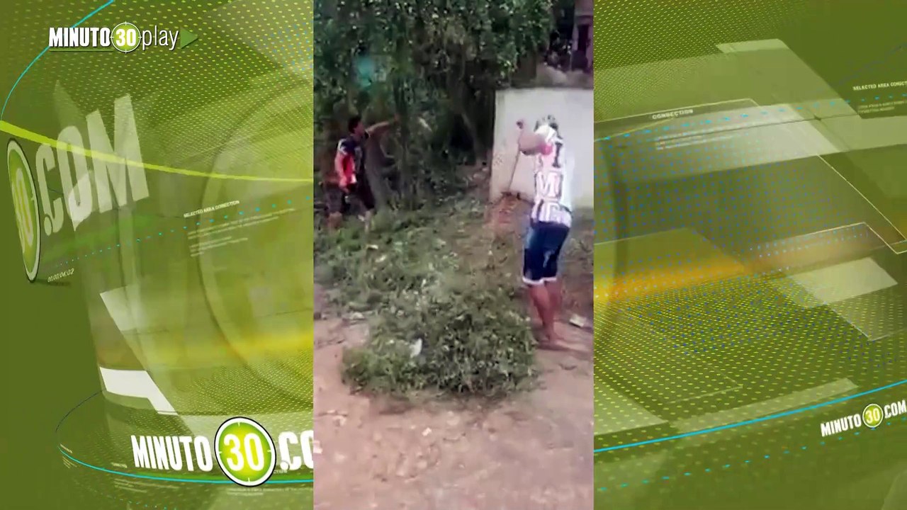 Pusieron a unos jóvenes a limpiar una calle por viciosos