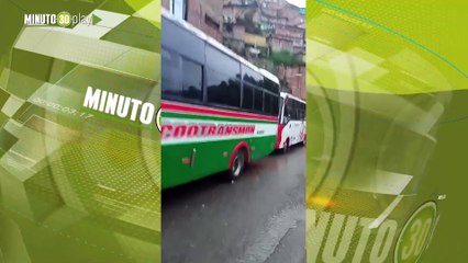 Download Video: Están cansados Conductores realizan paro de buses en Santo Domingo por el mal estado de la vía