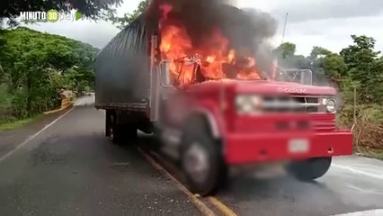 Desgarrador Conductor se lamenta porque no pudo impedir que le quemaran el camioncito en la vía Medellín a la costa
