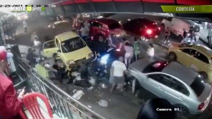 Qué susto Taxista se llevó por delante a varios motociclistas en El Playón