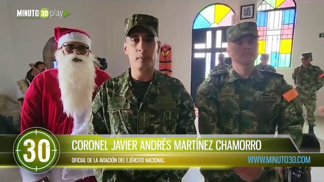 A más de 400 niños y niñas de Arboleda, Caldas, sus regalos navidad los llevó Papá Noel en el helicóptero de la Operación Jaque