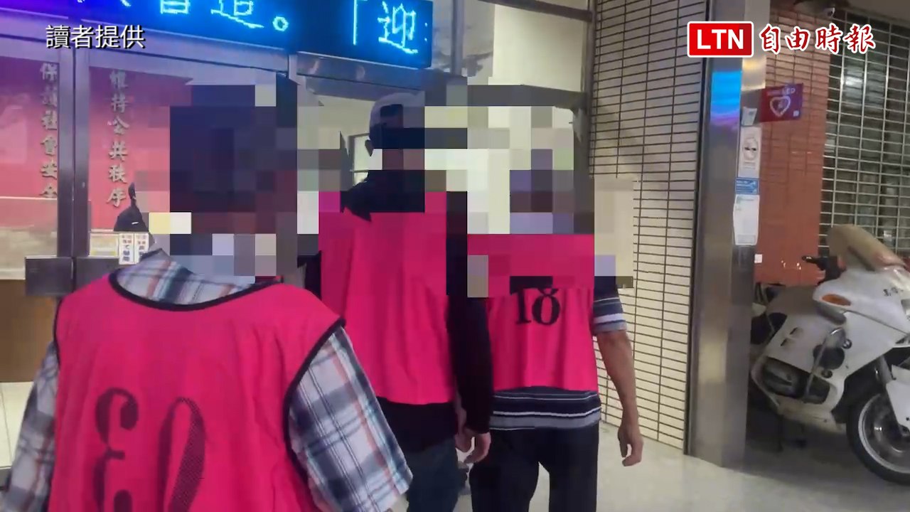 高雄警破「千歲團」賭場  長輩拄著拐杖也要來賭 (讀者提供)