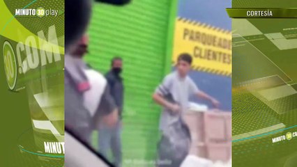 ¡Bochornoso! Un Agente de Tránsito y un ciudadano se fueron a los puños en Bello