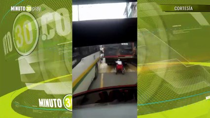 Hombre en silla de ruedas se le pegó a un carro por Santo Domingo