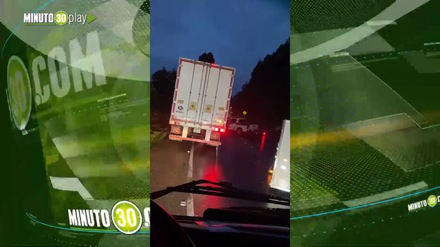 Camioneta de la policía chocó con un furgón en la autopista Medellín - Bogotá