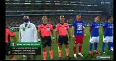 ¡Pablo Montero se equivocó en el Himno Nacional en la final de ida Santos vs. Cruz Azul!