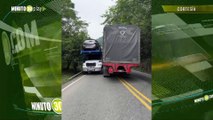 Choque entre dos vehículos de carga pesada en la autopista Medellín-Bogotá