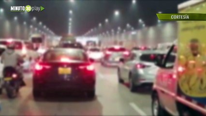congestión vehicular por lluvias y creciente en el río medellín