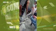 Bajando por la Medellín- Bogotá se volcó un camión cargado con cemento