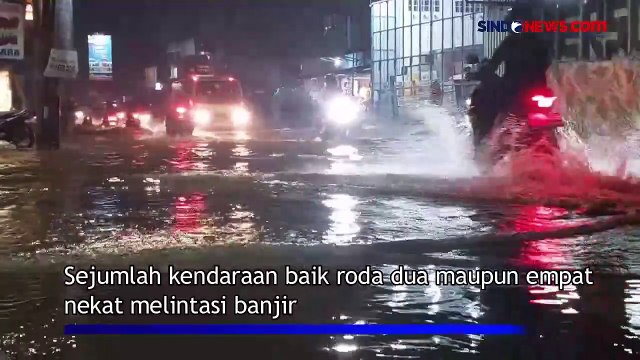 Simpang Jalan Mampang Depok Banjir akibat Aliran Kali Licin Meluap