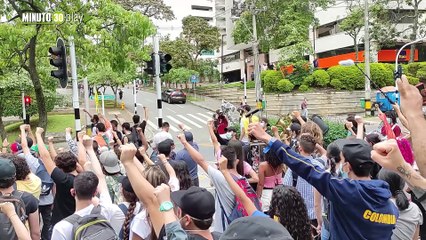 MINUTO DE SILENCIO EN CLINICA MEDELLIN POR PARTE DELOS MANIFESTANTES