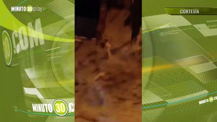 Desgarrador El momento exacto en el que una mujer pide que ayuden a su papá, arrastrado por el agua