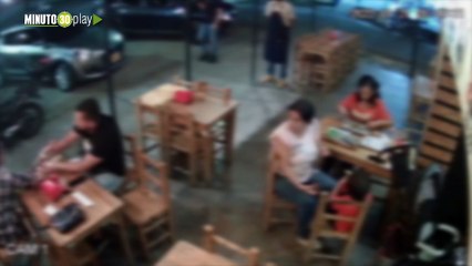 Pánico causó una rata en un negocio en la 70, sacó un arma y le apuntó a todos