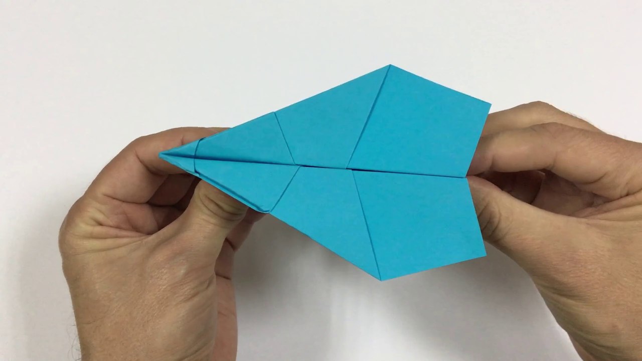 Origami Papierflieger fliegt weit