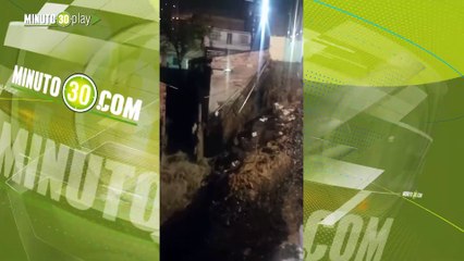Quedó grabado el momento en el que se va al piso la pared de una casa en Bello