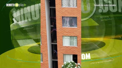 Download Video: Varios niños suben por fuera de un edificio los balcones arriesgando latentemente su vida en Ibagué, Tolima