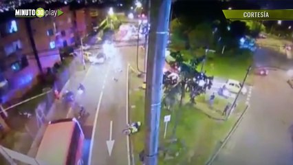 Impresionante Momento exacto del camión de basuras llevándose por delante los vehículos