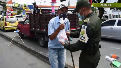 La Policía buscó en Medellín a los que se rebuscan el día a día y les regalaron cositas