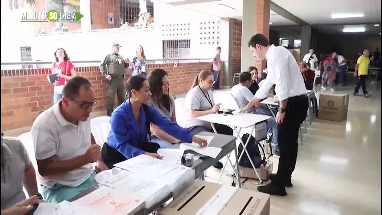 Esteban Restrepo candidato a la Gobernación de Antioquia también madrugó a votar