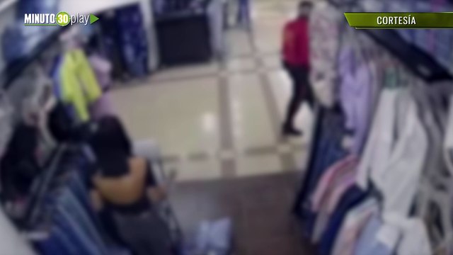 Persiguieron a ladrón en Envigado y cuando lo alcanzaron le dieron unas caricias hasta lo empelotaron