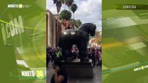 Se creía Bad Bunny o qué  A este se le dio por montar concierto sobre una escultura en la Plaza de Botero