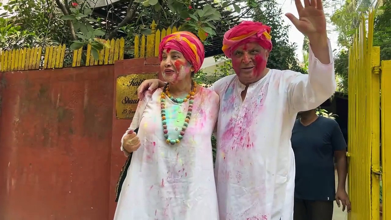 Shabana-Javed Akhtar playfully apply gulal on each other; Farhan-Shibani arrive at Holi bash