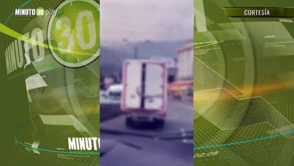 Vea pues Un carro dentro de otro carro y la puerta solo estaba sujetada por un cablecito