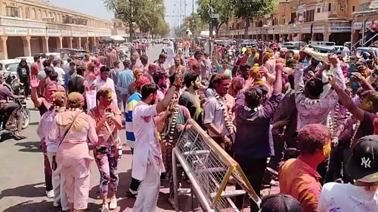 होली रे होली ...मस्तों की टोली के बाद रंग बरसे...