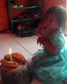#VIRAL: Familia simula pastel de cumpleaños para su hija con plátanos y una olla