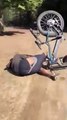 #OMG: Un ciclista que intenta saltar una rampa de madera se cae con los pantalones bajados accidentalmente