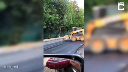 Descargar video: #VIRAL: Graban a máquina excavadora haciendo piruetas en plena carretera