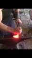 #VIRAL: el herrero utiliza su mano desnuda para dar forma al metal caliente