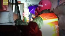 Equipos de rescate evacuan a los residentes atrapados por las inundaciones en el centro de China