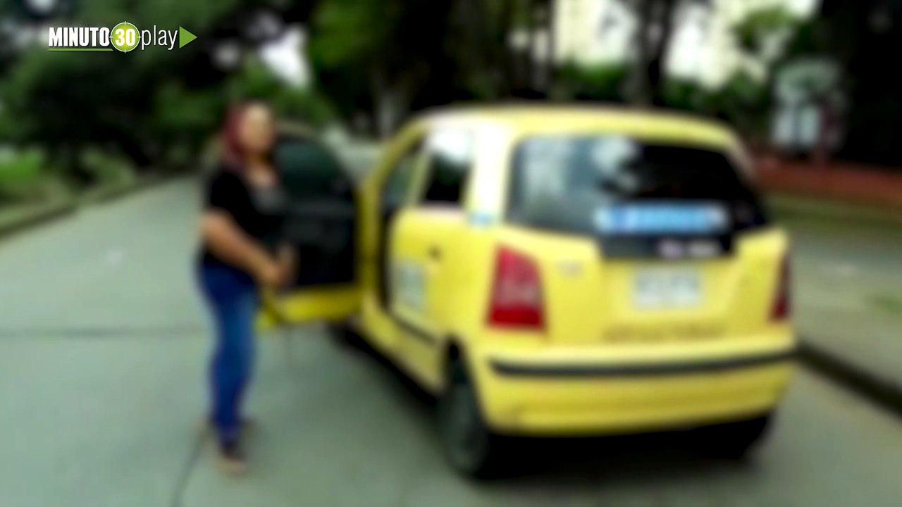 Doña qué agresividad Taxista le sacó tremendo machete a un motociclista