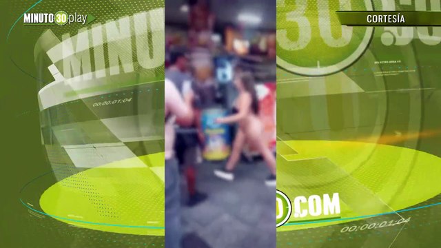 Grabaron a una mujer corriendo en paños menores detrás de un hombre y en pleno centro de Medellín