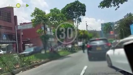 ¡Taco en la Avenida El Poblado! Se chocaron una moto y un carro