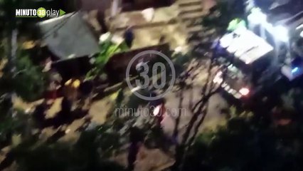 Un carro chocó a otro en Medellín, los dos terminaron en el río