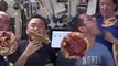 Astronautas celebran una fiesta con pizza a bordo de la EEI