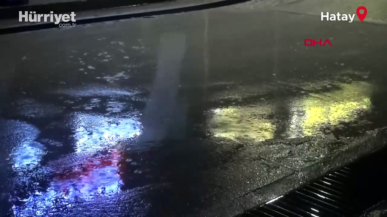 Hatay'da kuvvetli sağanak ve fırtına: Çatılar uçtu, konteyner kentlerde su baskını