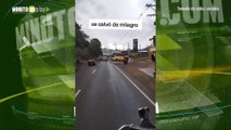 Se salvó de milagro motociclista casi es arrollado por un camión en Medellín