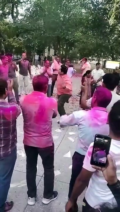 धुलंडी पर पुलिस कप्तान ने लगाए जमकर ठुमके...देखें वीडियो